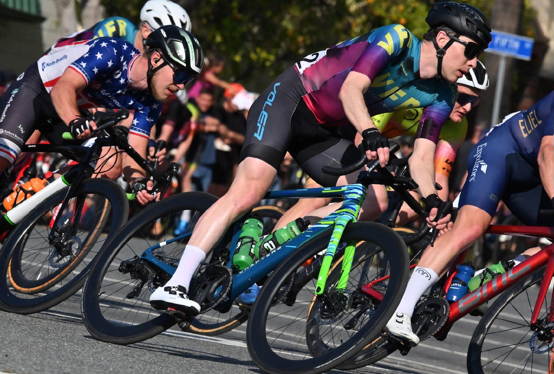 红牛二队鏖战梅赛德斯，佩雷兹高光表现