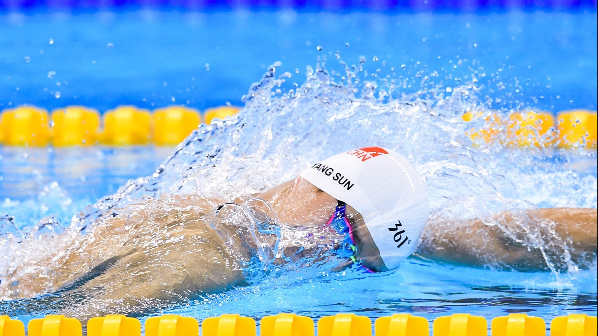 夜战巴林，孔德连续得分拉开差距，F1新赛季揭幕战惊心动魄