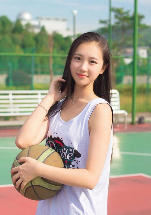 足球场的铁血征服与篮球场的致命收割，掌控力是王者的唯一语言